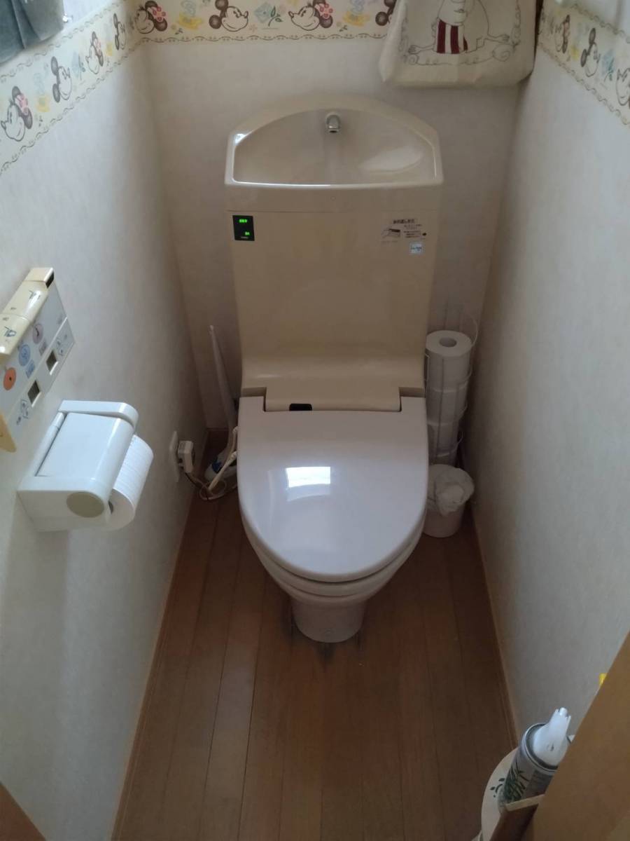 海老名トーヨー住器のウォシュレット破損のタイミングでトイレ交換　施工例「1日で1階と2階のトイレリフォーム完成！」の施工前の写真1