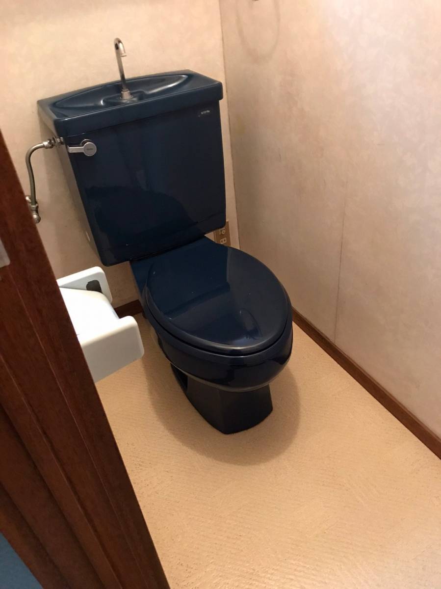 海老名トーヨー住器の海老名市　トイレリフォーム施工例　便器の色にこだわりました。の施工前の写真1