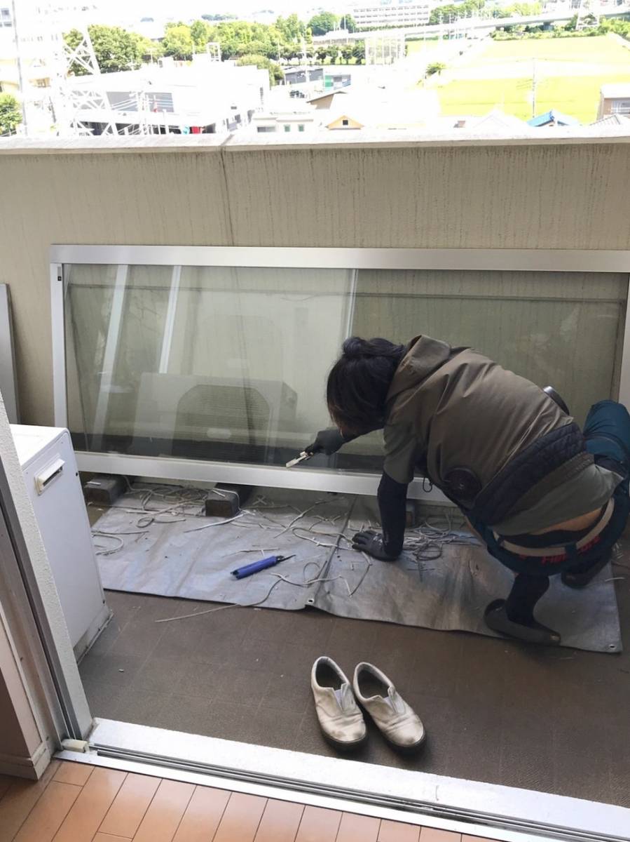 海老名トーヨー住器の冬のガラス越しに伝わるは外部の寒さと、窓ガラスの結露防止対策に「窓の断熱化」の施工前の写真2