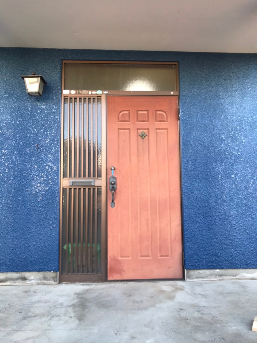 海老名トーヨー住器の家中の断熱化改善内窓に続き「玄関ドアリフォーム」の施工前の写真1