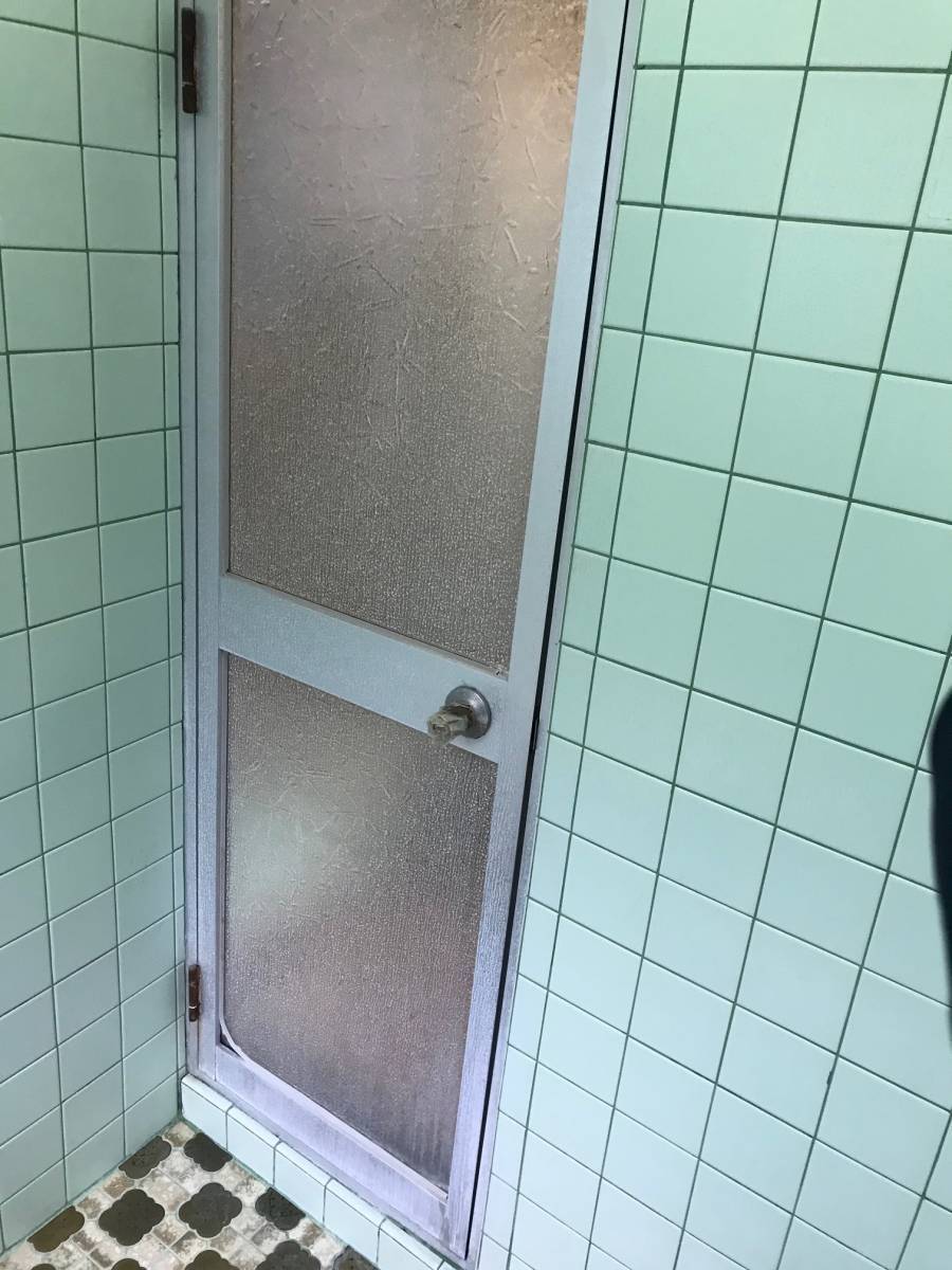 海老名トーヨー住器の綾瀬市　浴室ドア開け閉めの不具合！「YKKサニセーフ」を使って1dayリフォームの施工前の写真1