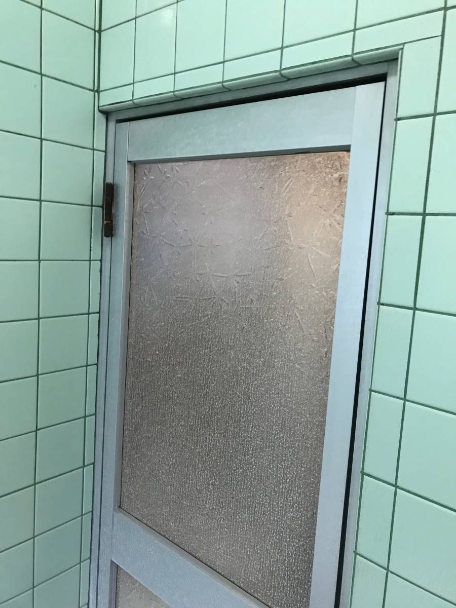 海老名トーヨー住器の綾瀬市　浴室ドア開け閉めの不具合！「YKKサニセーフ」を使って1dayリフォームの施工前の写真2
