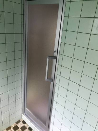 海老名トーヨー住器の綾瀬市　浴室ドア開け閉めの不具合！「YKKサニセーフ」を使って1dayリフォーム施工事例写真1