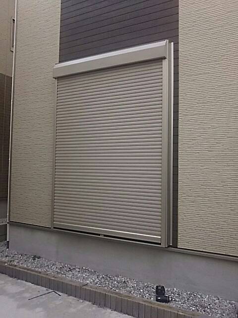 海老名トーヨー住器の<新築現場1階の窓にYKKマドリモシャッター取付　施工例＞の施工後の写真2