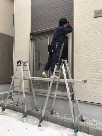 海老名トーヨー住器の<新築現場1階の窓にYKKマドリモシャッター取付　施工例＞施工事例写真1