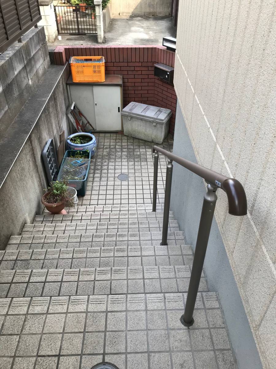 海老名トーヨー住器の玄関前の外階段に手すりを取り付けました。の施工後の写真2