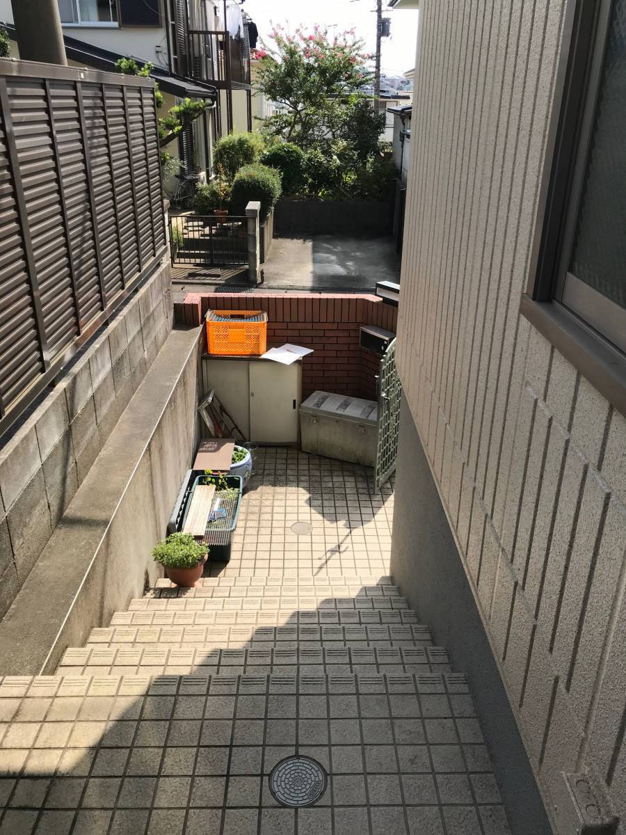 海老名トーヨー住器の玄関前の外階段に手すりを取り付けました。の施工前の写真2