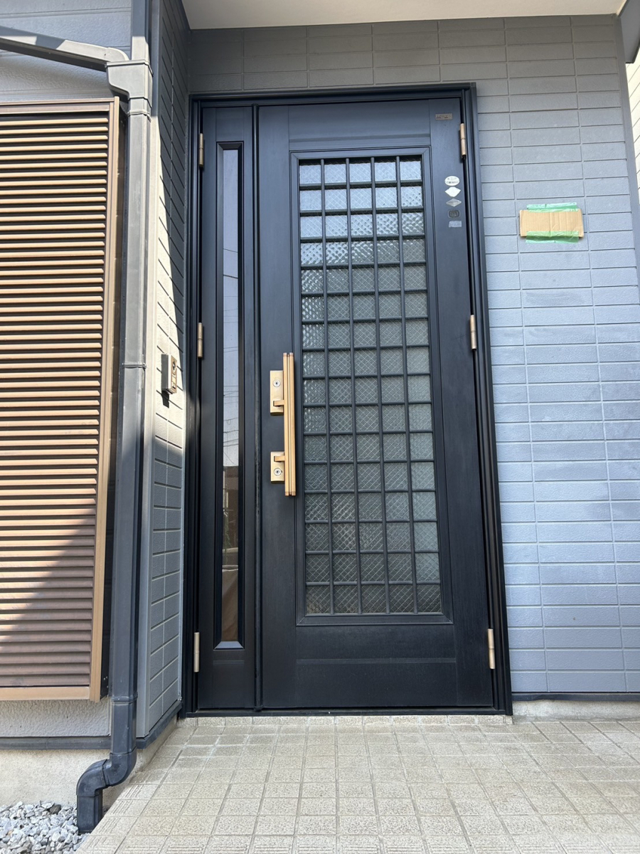 海老名トーヨー住器の海老名市　玄関リフォーム「お家の顔となる玄関がたった1日で大変身しました」の施工前の写真1