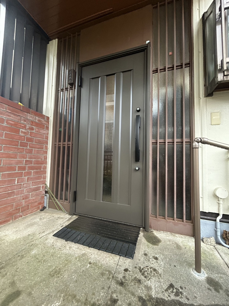 海老名トーヨー住器の海老名市　ご実家の玄関リフォーム「防犯性能向上と快適な住みやすさを提案」の施工後の写真1