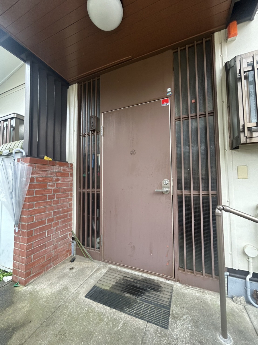 海老名トーヨー住器の海老名市　ご実家の玄関リフォーム「防犯性能向上と快適な住みやすさを提案」の施工前の写真1