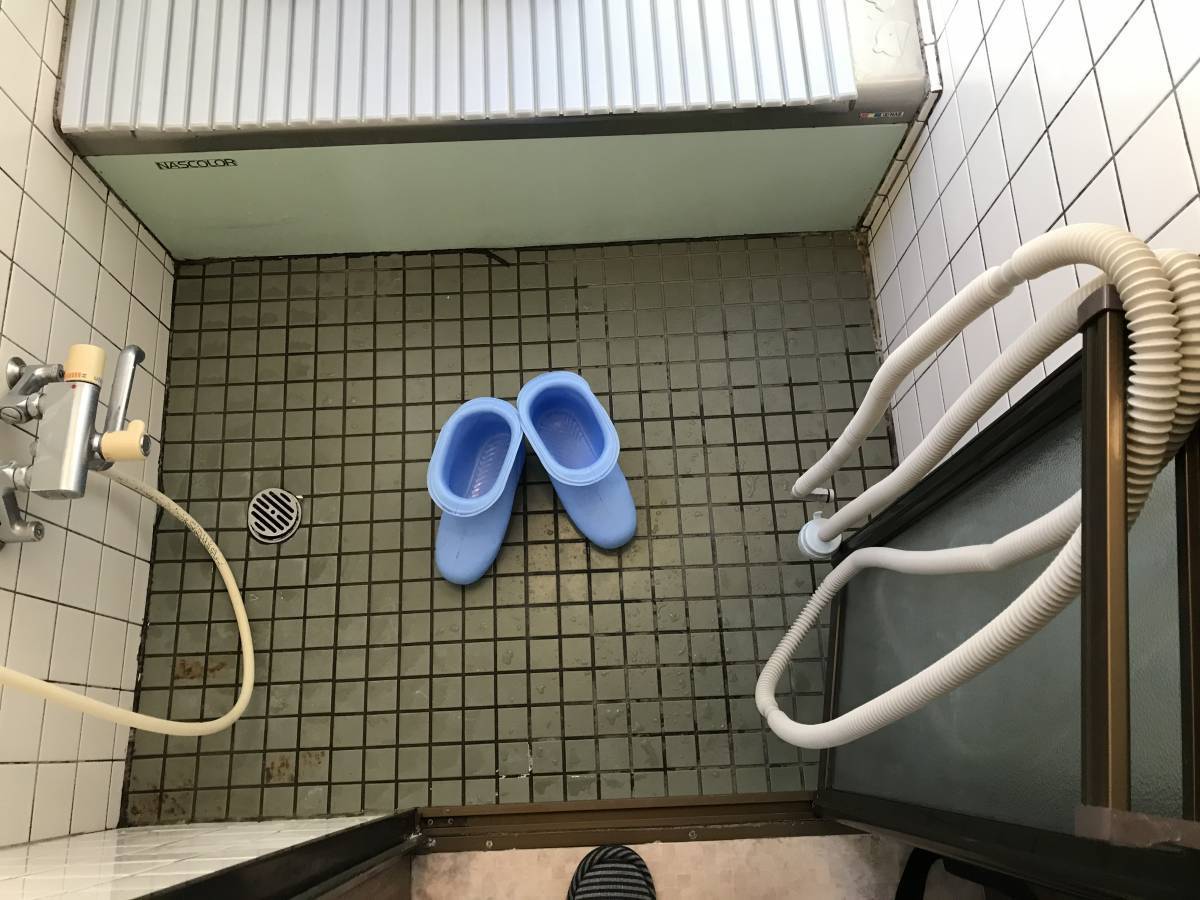 海老名トーヨー住器のお風呂の床補修工事の施工前の写真1