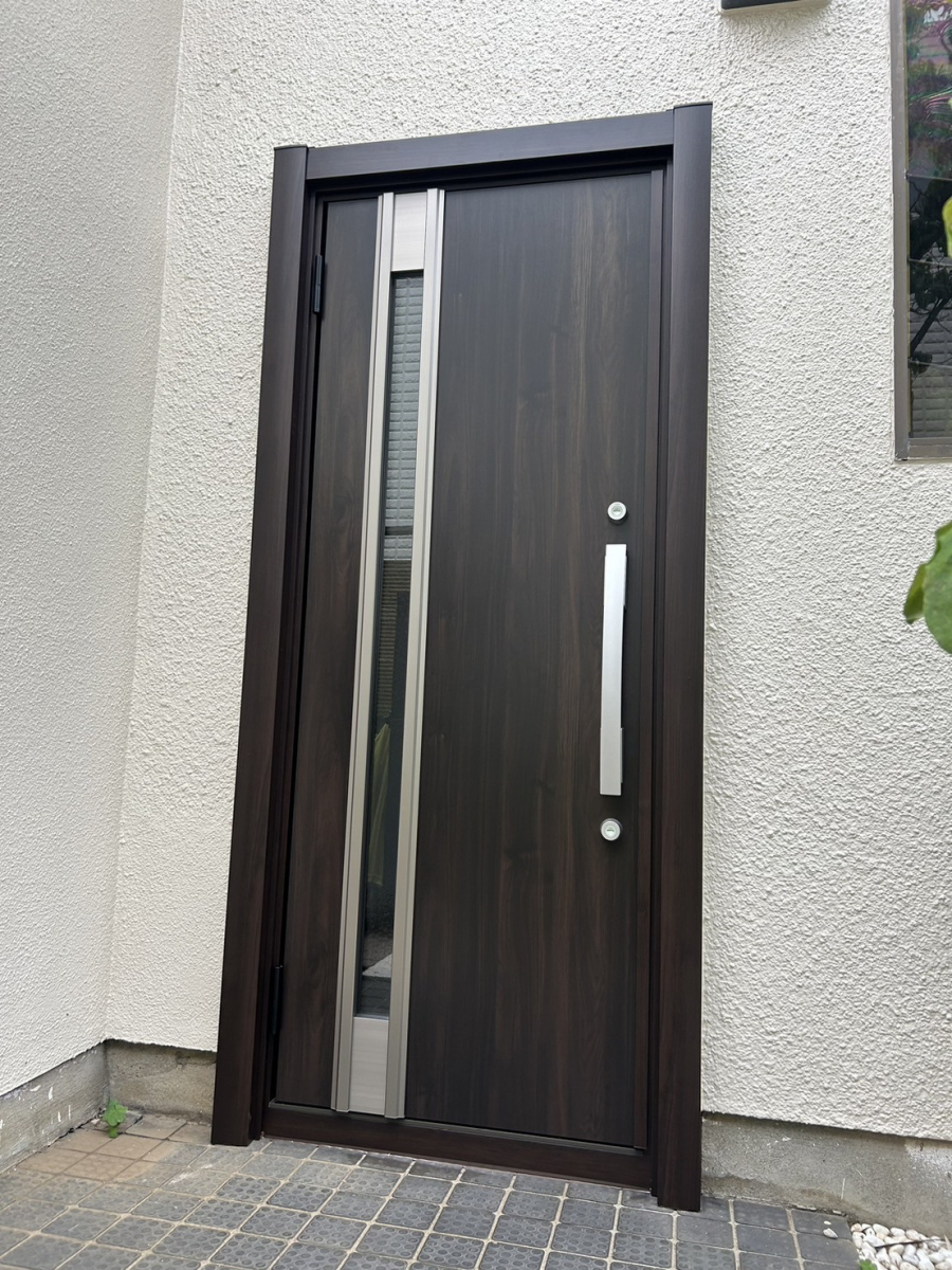 海老名トーヨー住器の町田市 スリットガラスから差し込む光と防犯性がお気に入りの玄関リフォームの施工後の写真1
