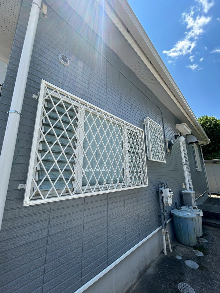 海老名トーヨー住器の泥棒が侵入をあきらめるような窓の防犯対策に面格子を設置しました。の施工後の写真1