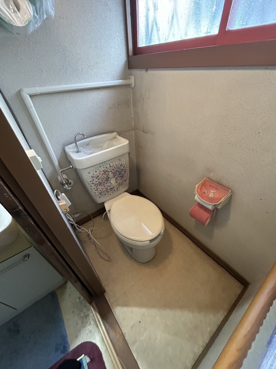 海老名トーヨー住器の海老名市　INAXアメージュリトイレ　リフォームの施工前の写真1