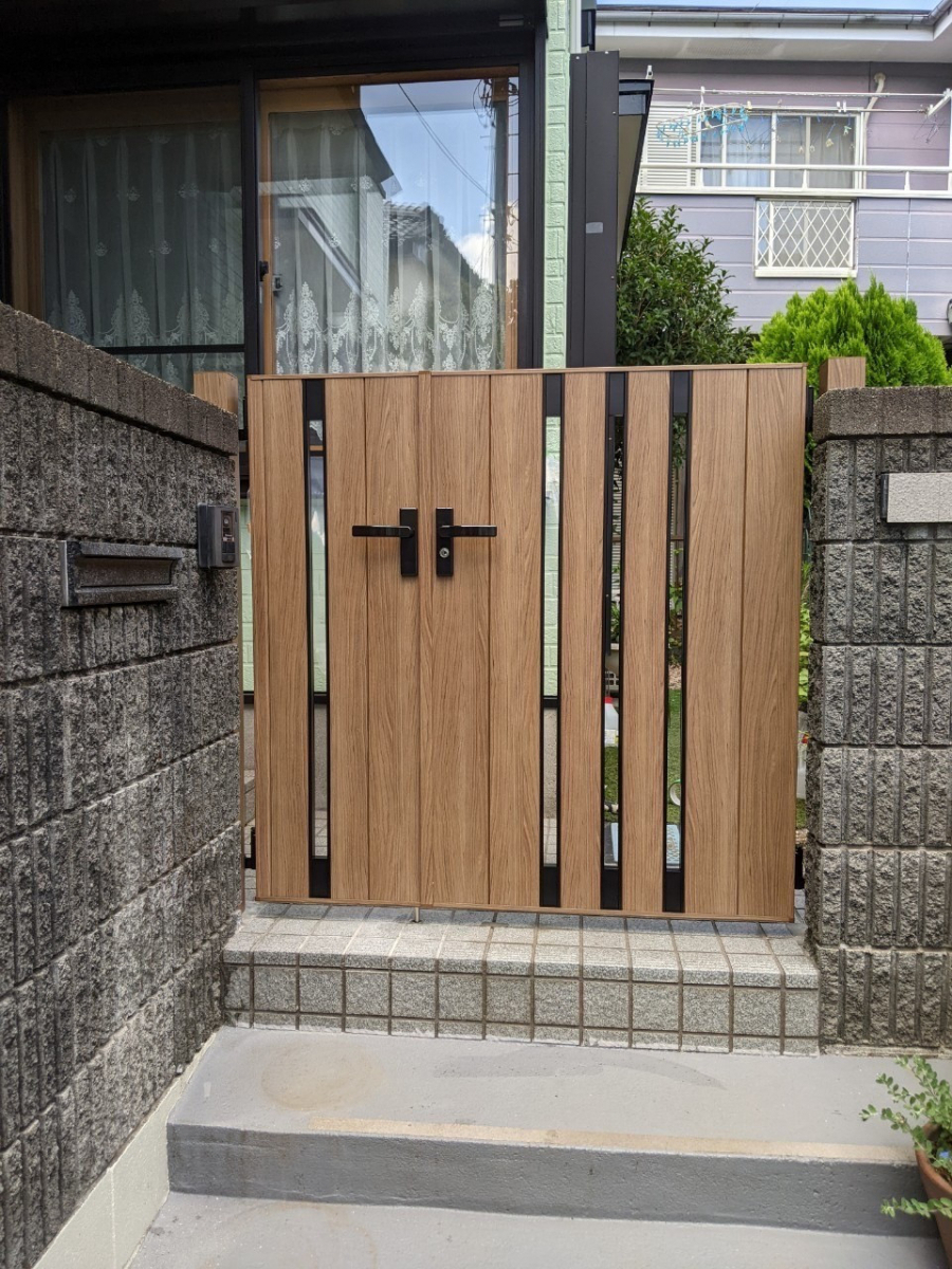 海老名トーヨー住器の町田市 プライベートを守るフェンス+門扉リフォームはオシャレさにこだわっての施工後の写真1