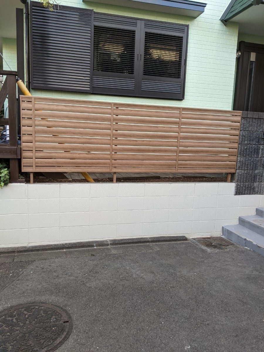 海老名トーヨー住器の町田市 プライベートを守るフェンス+門扉リフォームはオシャレさにこだわっての施工後の写真3