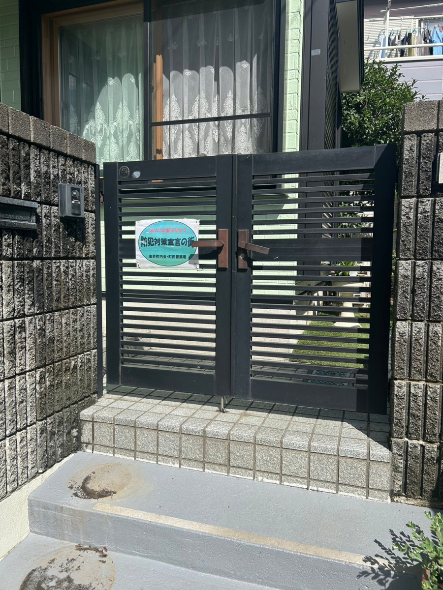 海老名トーヨー住器の町田市 プライベートを守るフェンス+門扉リフォームはオシャレさにこだわっての施工前の写真1