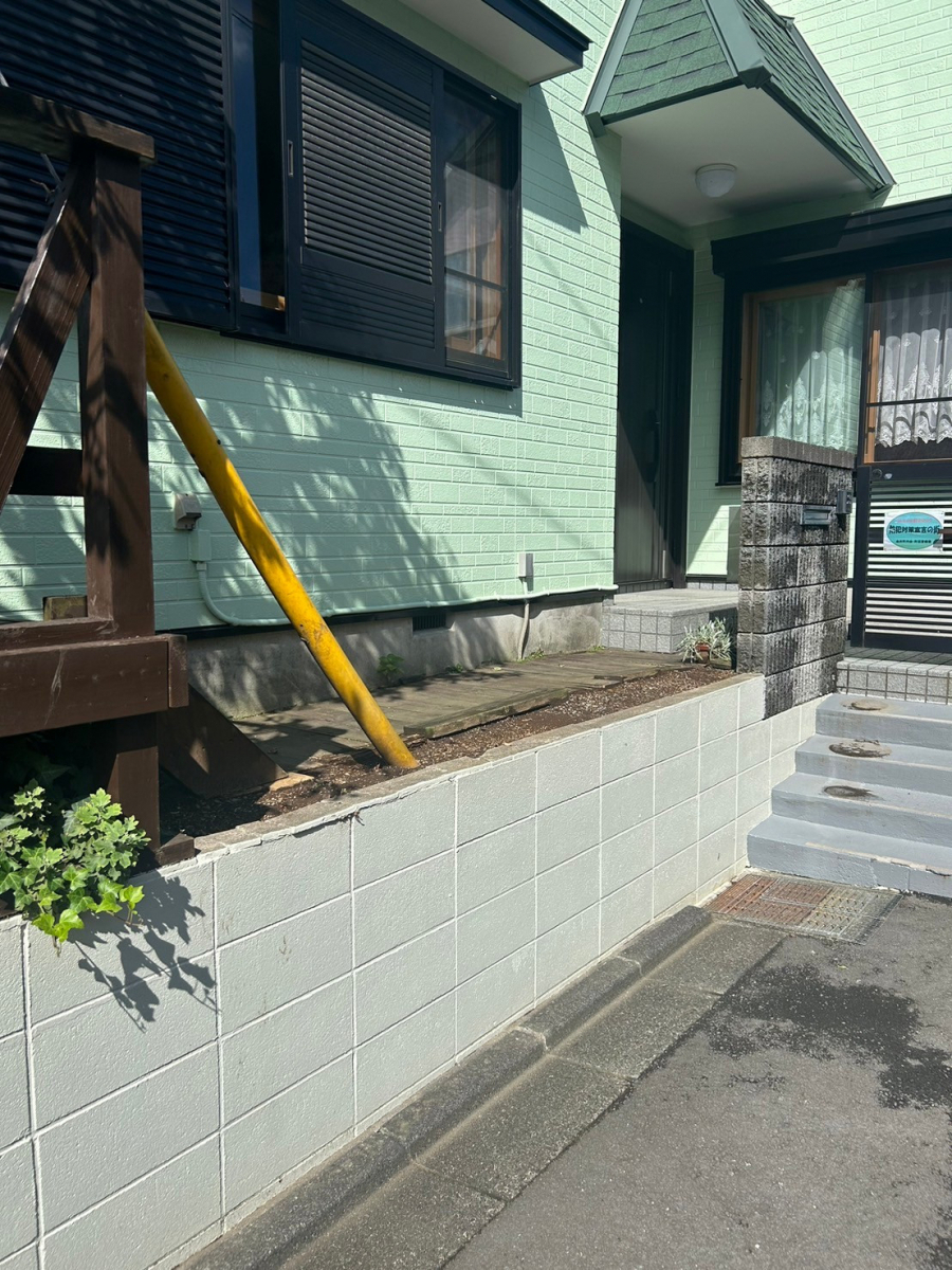 海老名トーヨー住器の町田市 プライベートを守るフェンス+門扉リフォームはオシャレさにこだわっての施工前の写真2