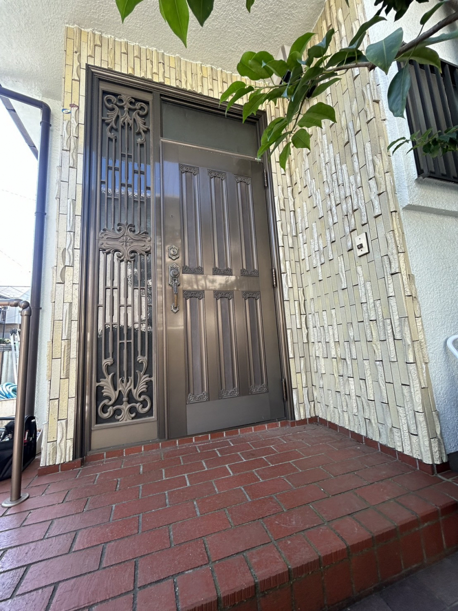 海老名トーヨー住器の横浜市「壁を壊さずたった1日で、施工が完了する玄関といえば「リシェント3」施工例の施工前の写真1