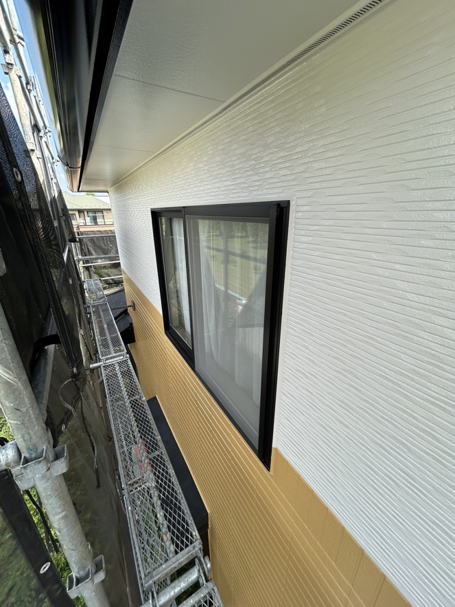 海老名トーヨー住器の窓の防犯対策に!「三協マディオシャッター取付け」施工例の施工前の写真1
