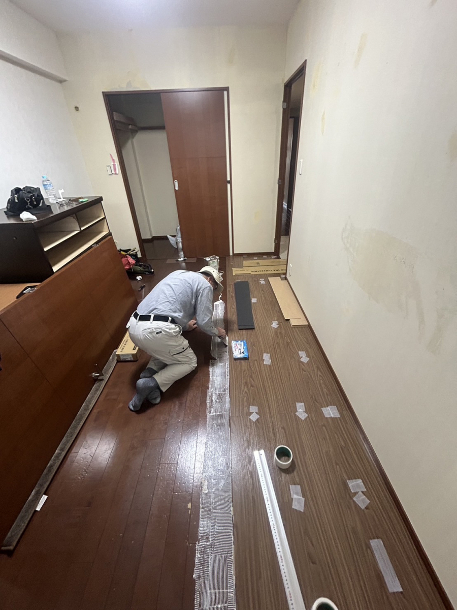 海老名トーヨー住器の海老名市　マンション　S様邸　クロス・床貼り替え　施工例の施工前の写真1
