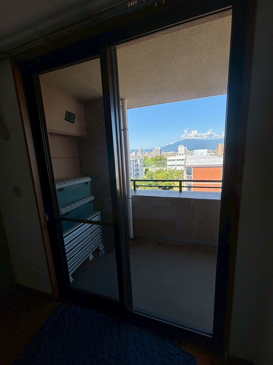 海老名トーヨー住器の海老名市 マンション 真空硝子スペーシアで、窓の寒さ・結露対策の施工前の写真1