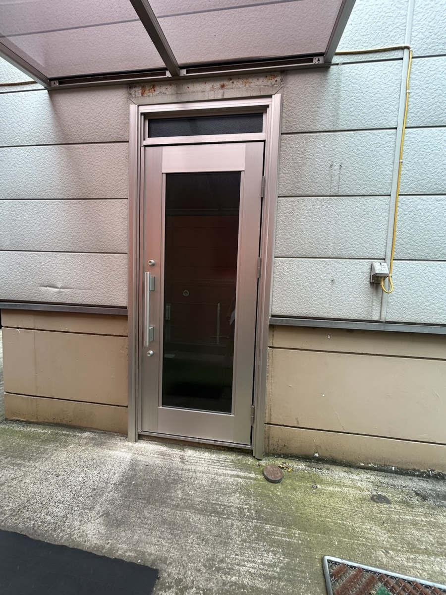 海老名トーヨー住器の綾瀬市 事務所裏口ドアを1日でカッコイイドアにリフォーム 施工例の施工後の写真1