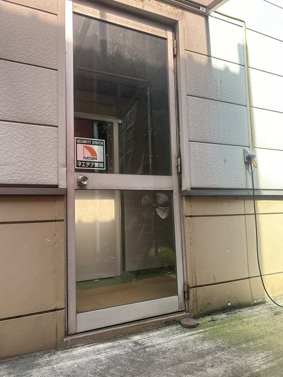 海老名トーヨー住器の綾瀬市 事務所裏口ドアを1日でカッコイイドアにリフォーム 施工例の施工前の写真1
