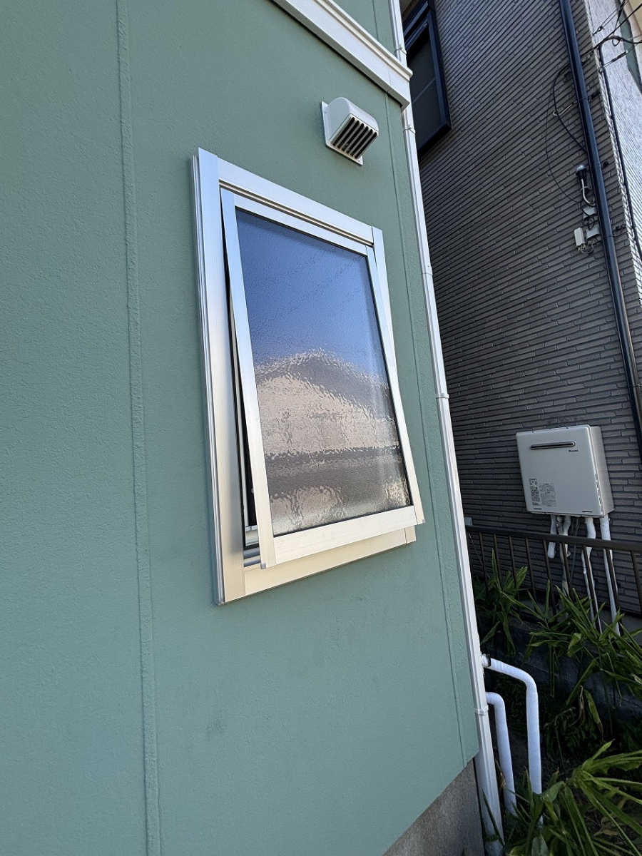 海老名トーヨー住器の海老名市 30年経過した浴室のリフォームに窓の断熱化は必須です。の施工後の写真1