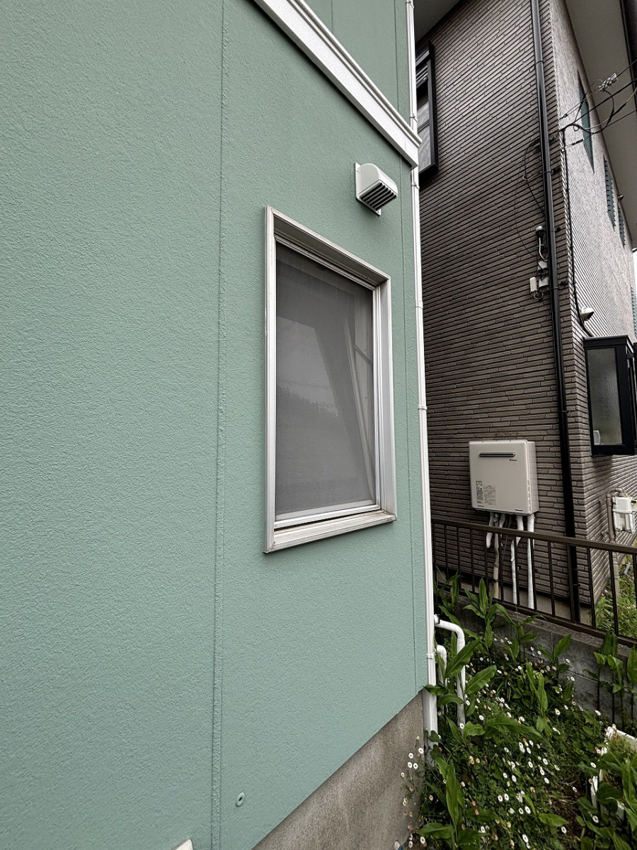 海老名トーヨー住器の海老名市 30年経過した浴室のリフォームに窓の断熱化は必須です。の施工前の写真1