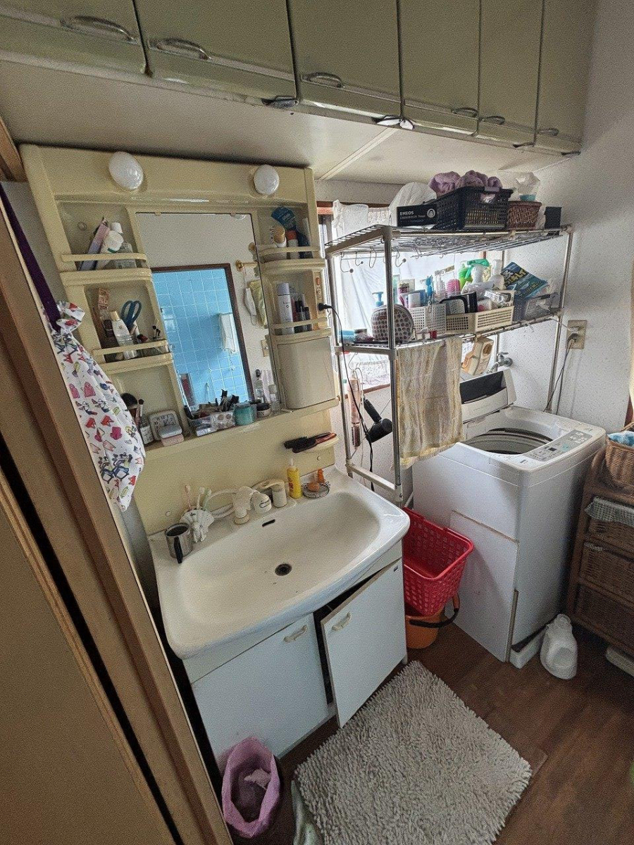 海老名トーヨー住器の海老名市 水廻り3点セットリフォーム 洗面所施工例の施工前の写真1