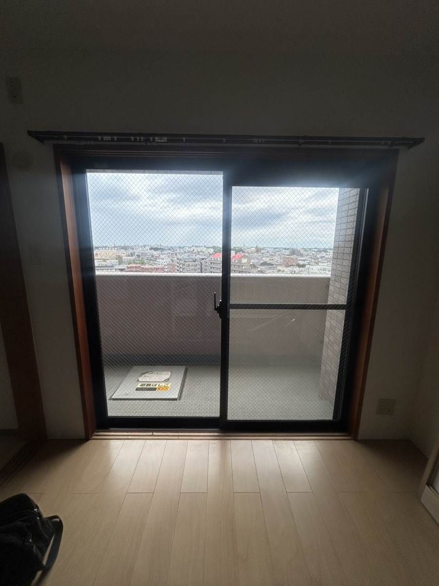 海老名トーヨー住器の大和市　内窓インプラス施工例　「窓から入る日差しの脅威！エアコン付けるだけで大丈夫？」の施工前の写真1