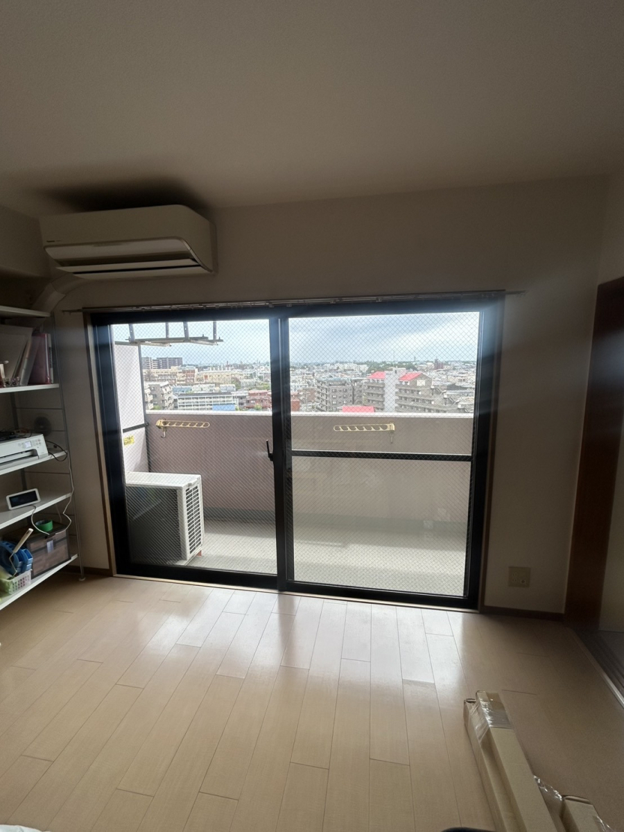海老名トーヨー住器の大和市　内窓インプラス施工例　「窓から入る日差しの脅威！エアコン付けるだけで大丈夫？」の施工前の写真2