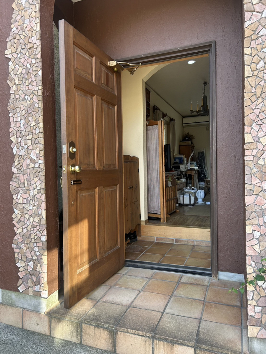 海老名トーヨー住器の玄関をリフォームするなら家の見た目を大きくイメチェンをしたい！！「海老名市玄関リシェント施工例」の施工前の写真2