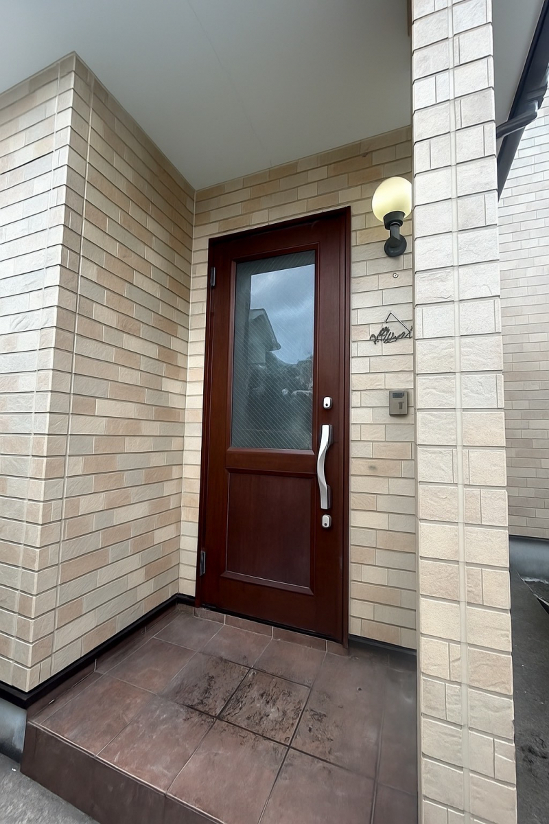 海老名トーヨー住器の暑さ、寒さの断熱対策には、玄関の断熱化も大事です！「リシェント施工例」の施工前の写真1