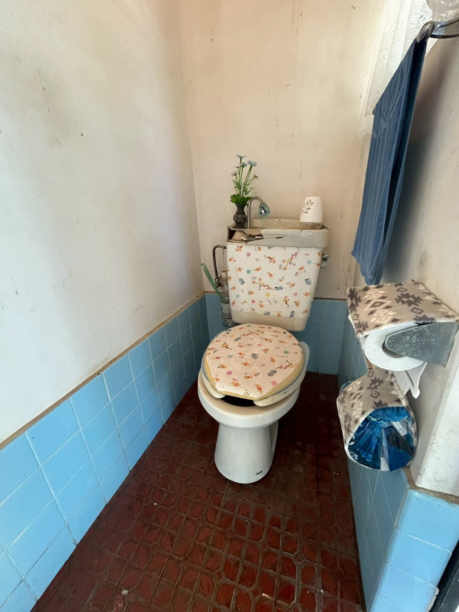 海老名トーヨー住器の海老名市 農家さんの外トイレ故障 交換施工例の施工前の写真1