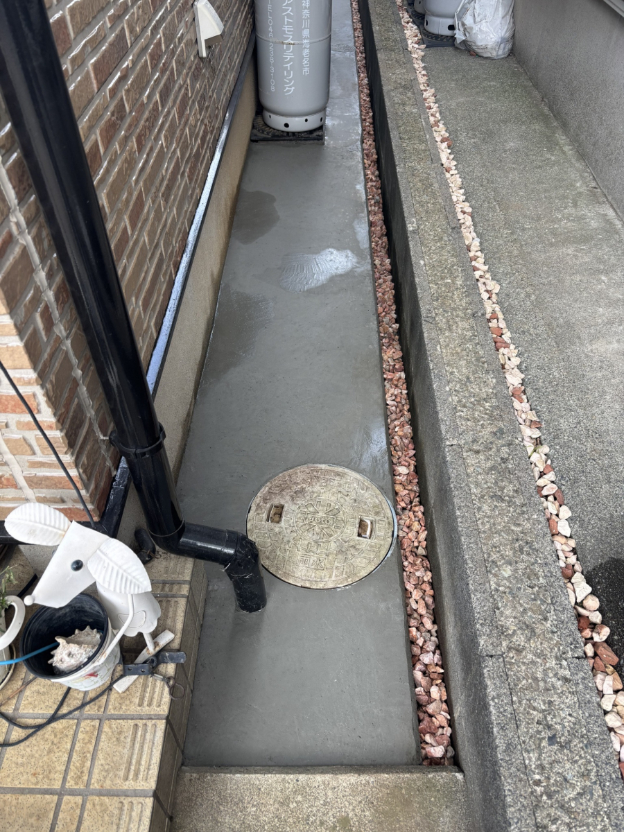 海老名トーヨー住器の海老名市 困り果てた雑草対策 防草シート+土間コンクリ張り工事 施工例の施工後の写真1