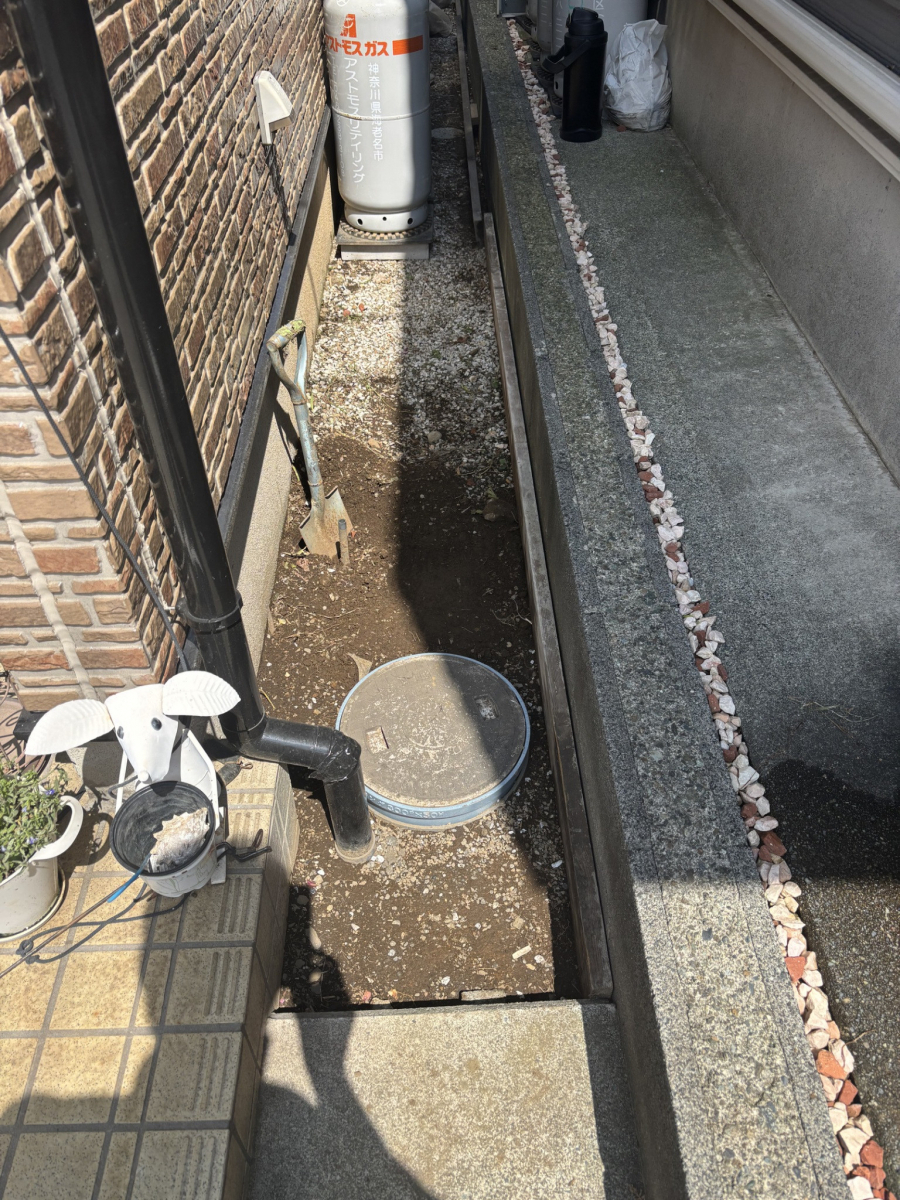海老名トーヨー住器の海老名市 困り果てた雑草対策 防草シート+土間コンクリ張り工事 施工例の施工前の写真2