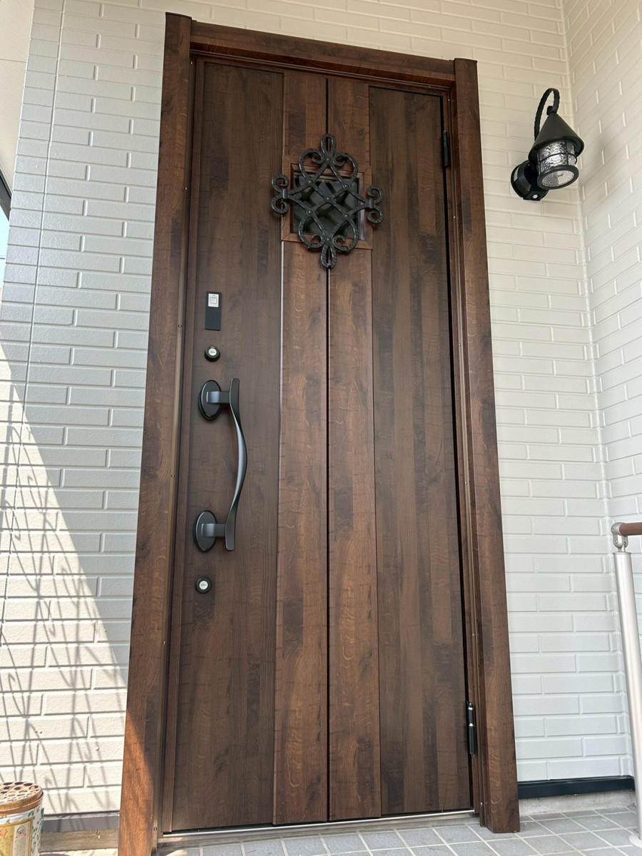 海老名トーヨー住器の海老名市　玄関リシェントリフォーム　外壁ともぴったりマッチ！の施工後の写真1