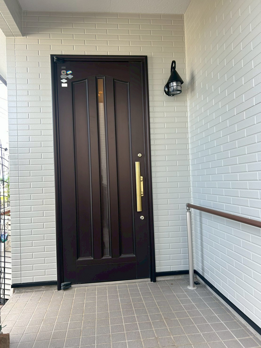 海老名トーヨー住器の海老名市　玄関リシェントリフォーム　外壁ともぴったりマッチ！の施工前の写真1