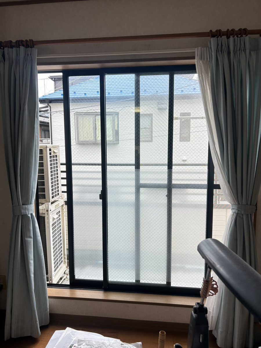 海老名トーヨー住器の海老名市内窓インプラス施工例「冬場、暖房をつけてても寒さが解消されない」の施工前の写真1