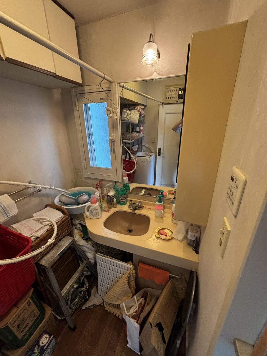 海老名トーヨー住器の海老名市　洗面化粧台リフォーム施工例「2025年先進窓リノベ+子育てグリーン補助金を利用しました。」の施工前の写真1