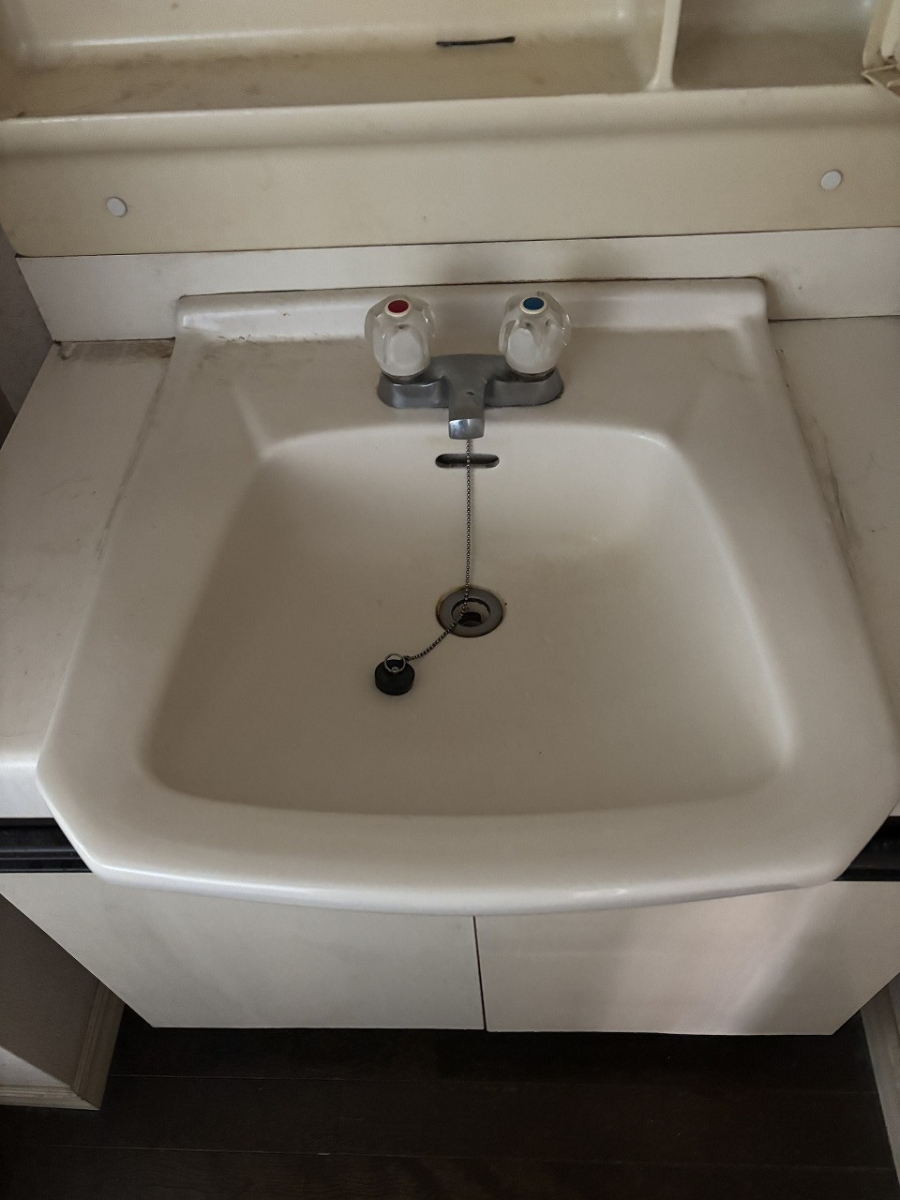 海老名トーヨー住器の海老名市　洗面化粧台リフォーム施工例「2025年先進窓リノベ+子育てグリーン補助金を利用しました。」の施工前の写真3