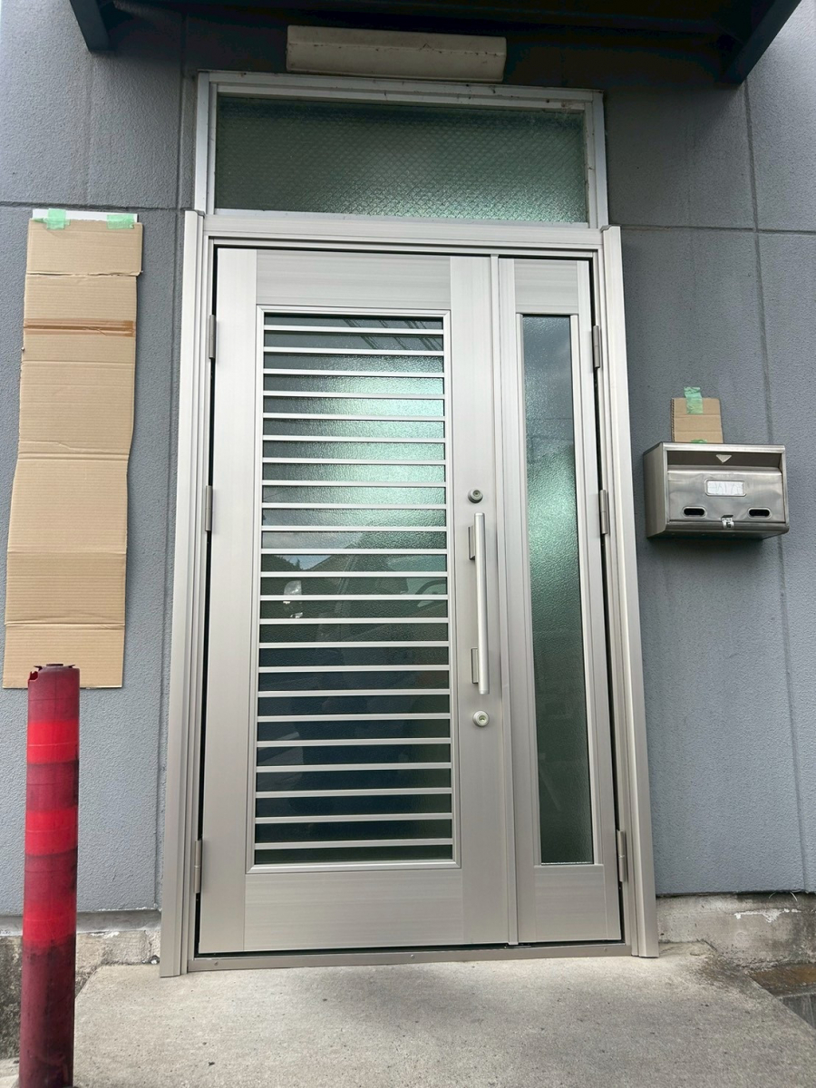 海老名トーヨー住器の海老名市　店舗入り口施工例「YKKドアリモG51型」防犯性もアップ！の施工後の写真1