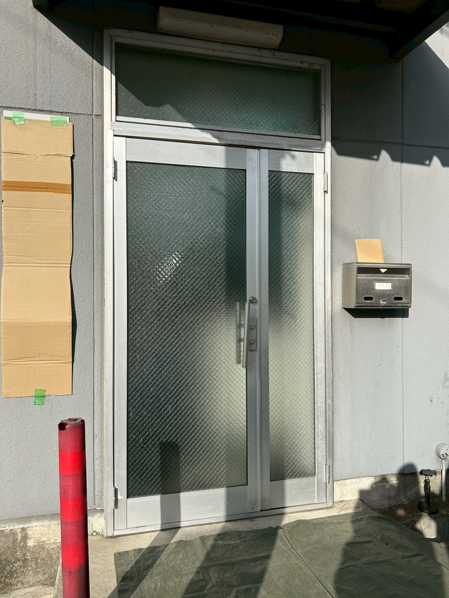 海老名トーヨー住器の海老名市　店舗入り口施工例「YKKドアリモG51型」防犯性もアップ！の施工前の写真1