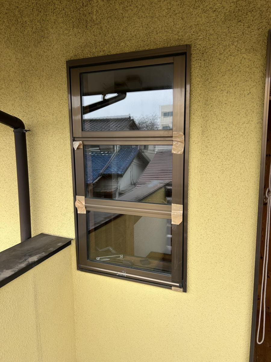海老名トーヨー住器の海老名市　リプラス外窓交換　施工例　「オーニング窓の開閉不具合の解決！」の施工前の写真1