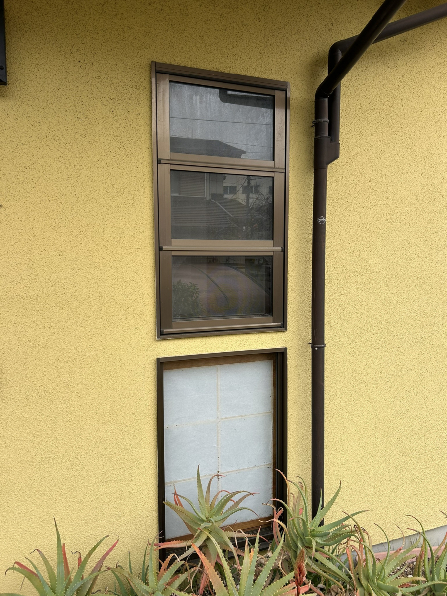 海老名トーヨー住器の海老名市　リプラス外窓交換　施工例　「オーニング窓の開閉不具合の解決！」の施工前の写真2