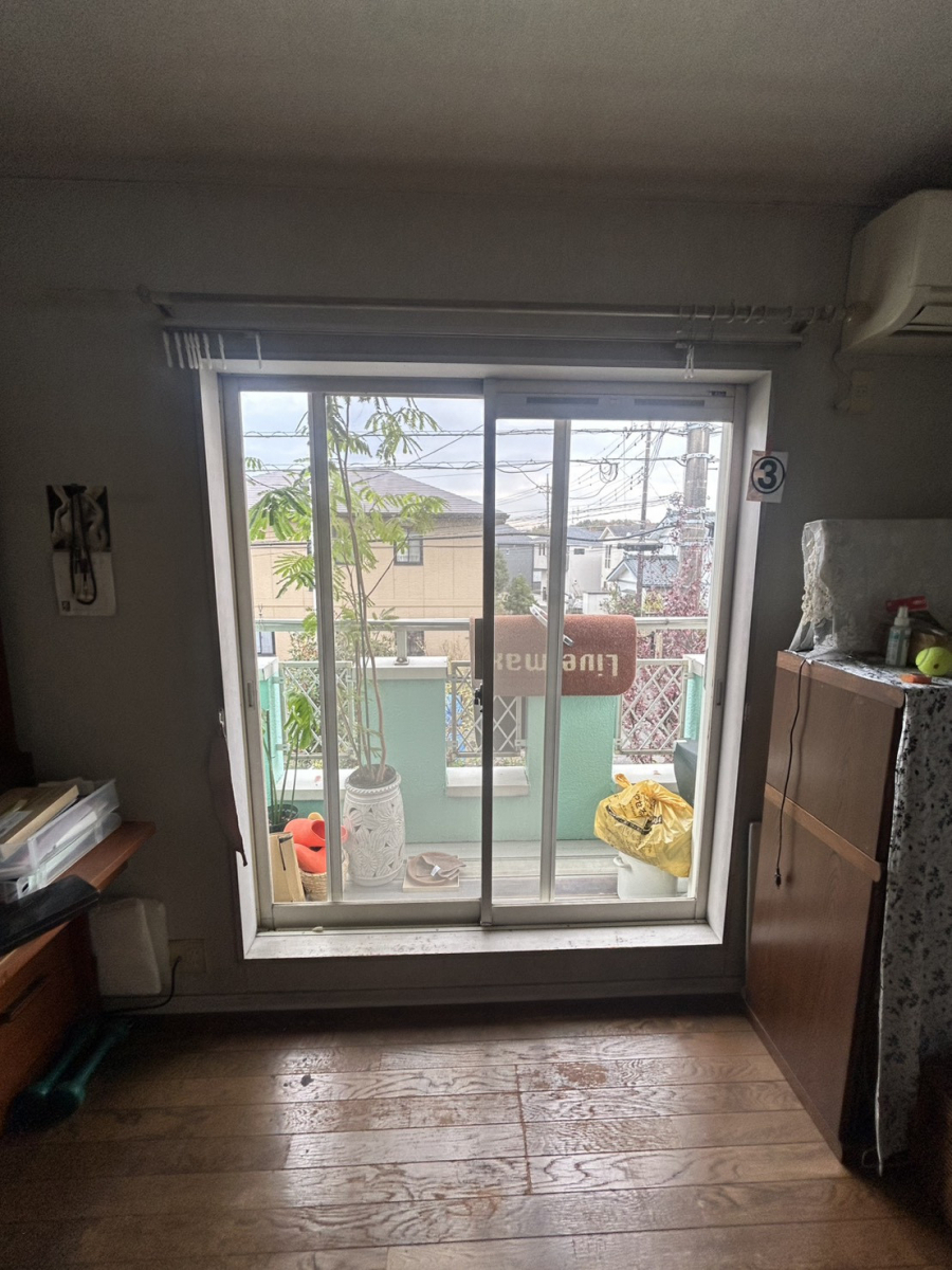 海老名トーヨー住器の町田市　内窓付けて室内環境バツグンにアップ！　2025年も補助金を活用しました。の施工前の写真2