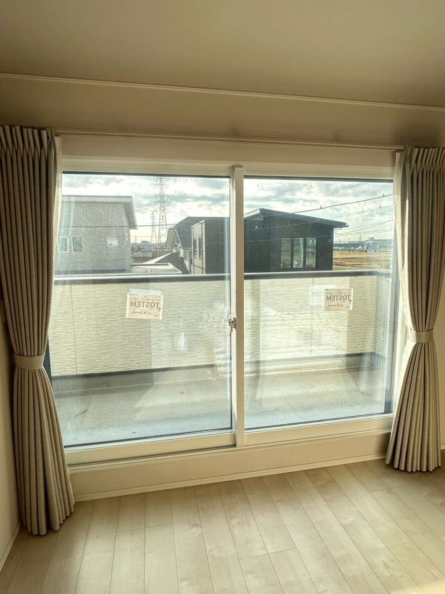 海老名トーヨー住器の海老名市　道路際の悩み・・・車の音対策に内窓設置　施工例の施工後の写真1