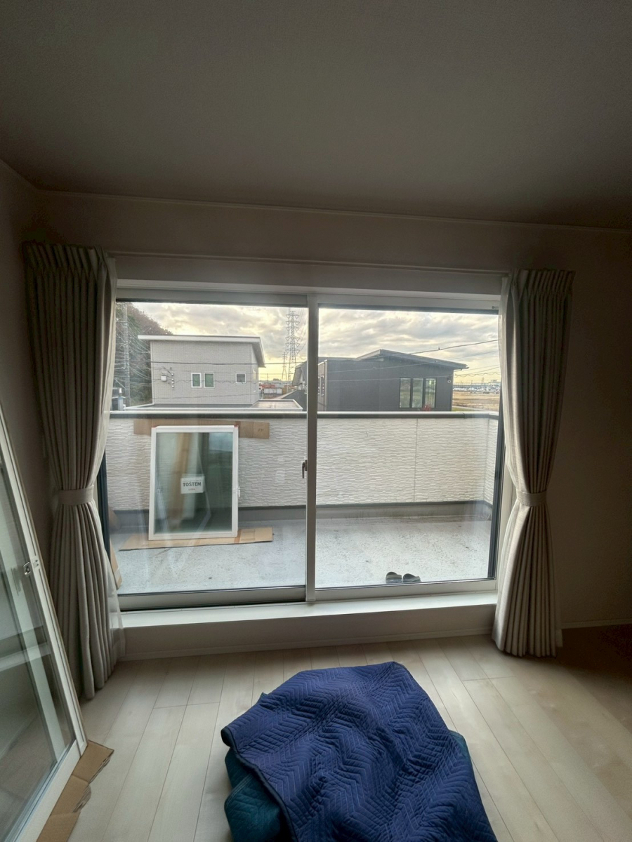 海老名トーヨー住器の海老名市　道路際の悩み・・・車の音対策に内窓設置　施工例の施工前の写真1